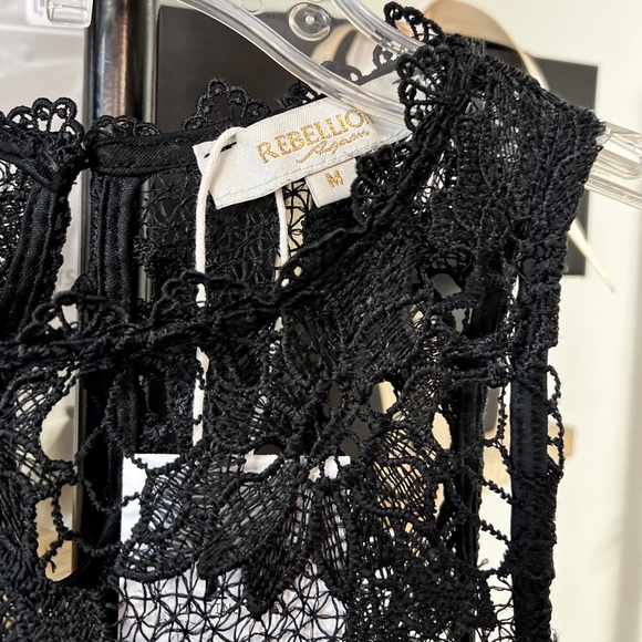 Cropped Floral Embroidery Top - Picture 3 of 5